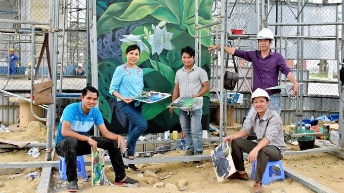 Group of artist from New Hanoi Company work at the airport. (Photo courtesy of New Hanoi Company)