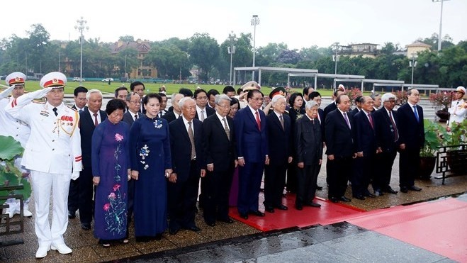 Leaders pay tribute to late President at his mausoleum (Source: VNA)