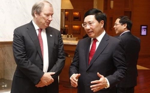 Deputy PM Pham Binh Minh speaks with delegates on the sidelines of the PECC (Source: VNA)