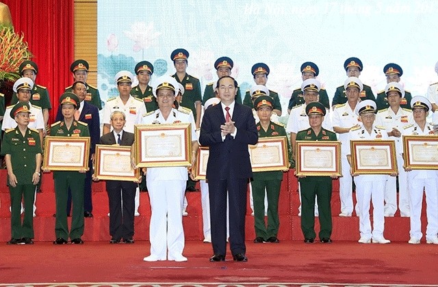 President Tran Dai Quang presents awards to winners. (Credit: VNA)