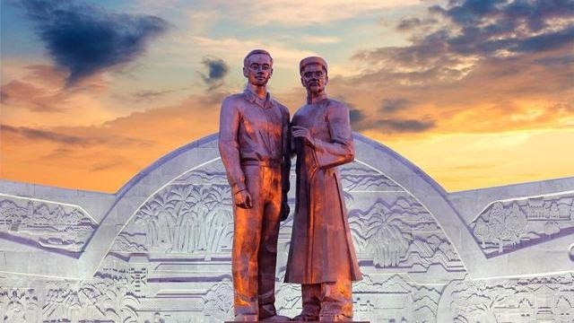 Monument featuring Uncle Ho and his father inaugurated in Binh Dinh (Photo: tuoitrebinhdinh.vn)