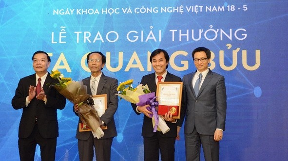 Deputy Prime Minister Vu Duc Dam (first right) and winners of the 2017 Ta Quang Buu awards 