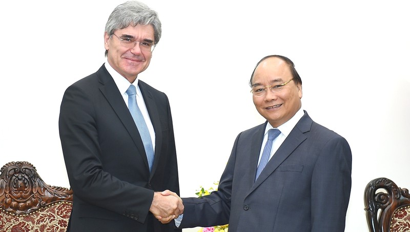 Prime Minister Nguyen Xuan Phuc (right) receives President and CEO of the Siemens Group, Joe Kaeser. (Credit: VGP) 