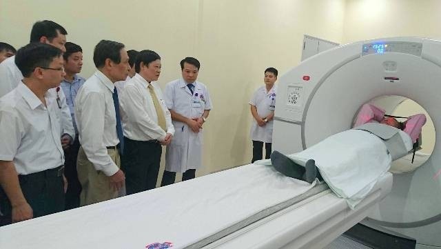 The leaders of K Hospital introduce features of a multi-energy accelerator system for cancer treatment deployed in the hospital. (Credit: suckhoedoisong.vn)