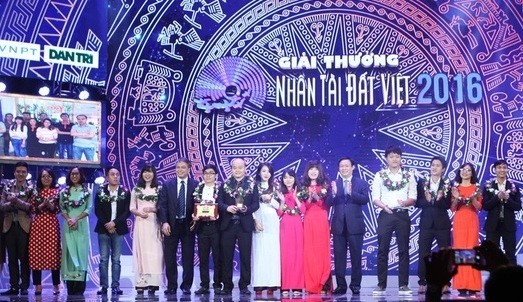 Winners of the 2016 Vietnamese Talent Awards honoured at a ceremony in Hanoi on November 20, 2016 (Photo: dantri.com.vn)
