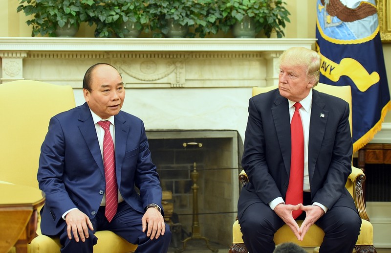 PM Nguyen Xuan Phuc talks with US President Donald Trump. (Credit: VGP)