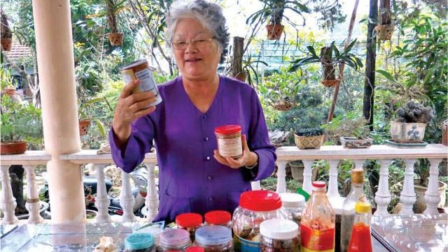 Artisan Ton Nu Thi Ha is introducing some kinds of spice. (Credit: dulich.baothuathienhue.vn)