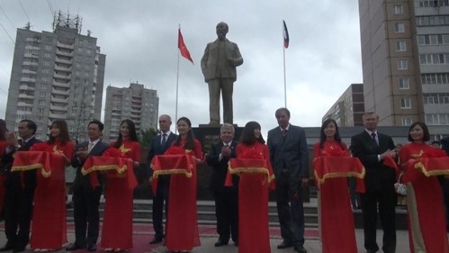 The statue of President Ho Chi Minh in Ulyanovsk 