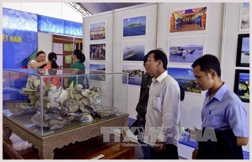 Visitors at the exhibition on Vietnam’s sea and island culture heritages (Photo: VNA)