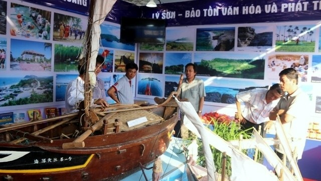 The exhibition offers visitors an overview on Vietnam’s sea and islands throughout historical periods. (Credit: NDO)
