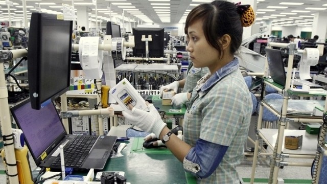 Workers at a Samsung's factory in Vietnam. (Credit: NDO)