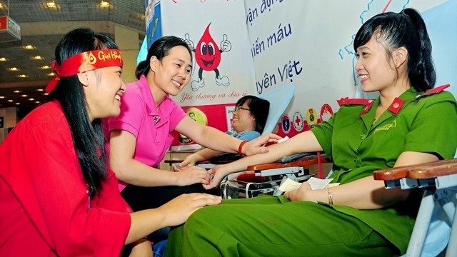 Voluntary blood donation campaigns in Vietnam have received an enthusiastic response from all members of the community. (Credit: NDO)