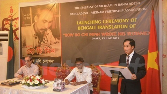 Vietnamese Ambassador to Bangladesh Tran Van Khoa speaking at the launching ceremony (Credit: Vietnamese Embassy in Bangladesh/VNA)