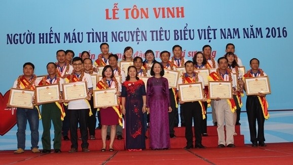 Outstanding voluntary blood donors honoured at the event (Photo: CPV)