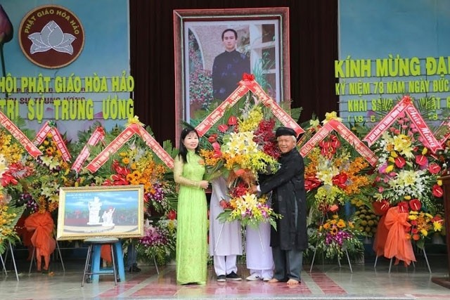 Tran Thi Thanh Huong (left), Chairwoman of the Vietnam Fatherland Front Committee of An Giang Province, congratulates the Central Executive Committee of the Hoa Hao Buddhist Sangha on the occasion of the 78th founding anniversary of the Buddhist branch, An Giang, June 12. (Credit: NDO)