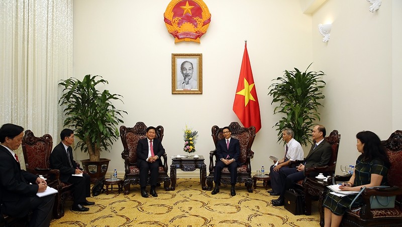 Deputy PM Vu Duc Dam (right) receives Lao Health Minister Bounkong Syhavong. (Credit: VGP)