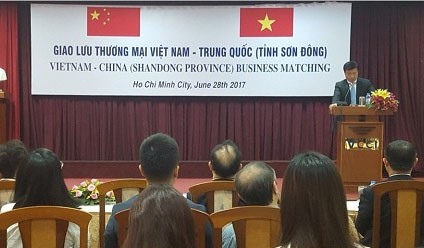 VCCI-HCM Deputy Director Nguyen The Hung speaks at the Vietnam-China trade exchange in HCM City on June 28.