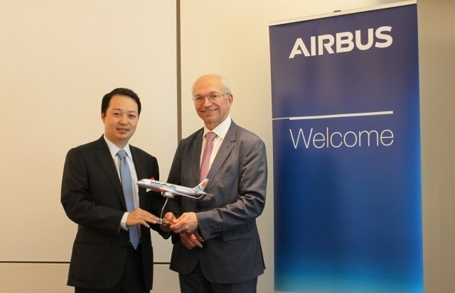 Jetstar Pacific CEO Nguyen Quoc Phuong and Didier Evrard, Head of Programmes at Airbus, at the hand-over ceremony.