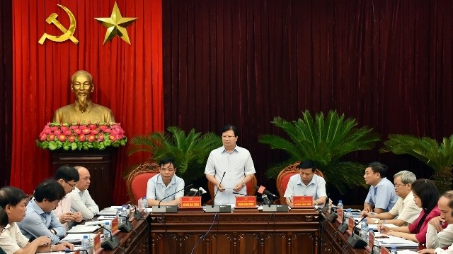 Deputy PM Trinh Dinh Dung speaks during a meeting with Bac Ninh authorities and relevant central agencies on the development of livestock rearing in the northern province, June 29. (Credit: VGP)
