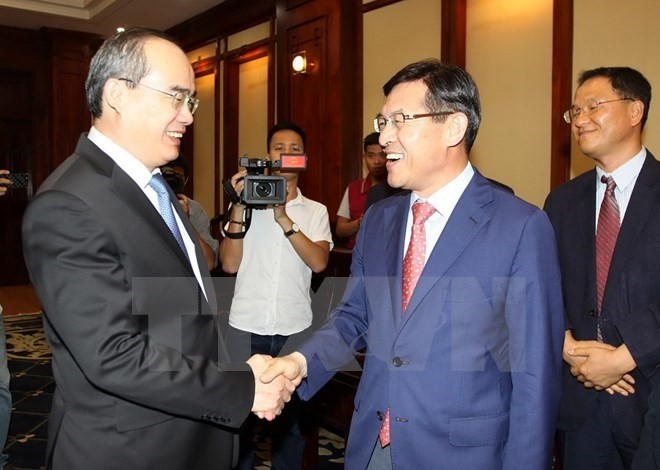 Secretary of the Ho Chi Minh City Party Committee Nguyen Thien Nhan shakes hands with Samsung Vietnam General Director Shim Won Hwan  (Photo: VNA)