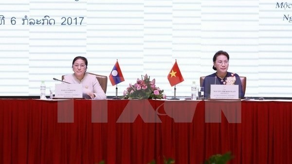 NA President Nguyen Thi Kim Ngan (right) and her Lao counterpart Pany Yathotou co-chairs the seminar. (Credit: VNA)