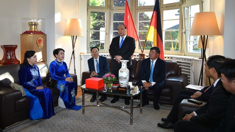 PM Phuc and the Consulate General’s staff in Germany (photo: chinhphu)