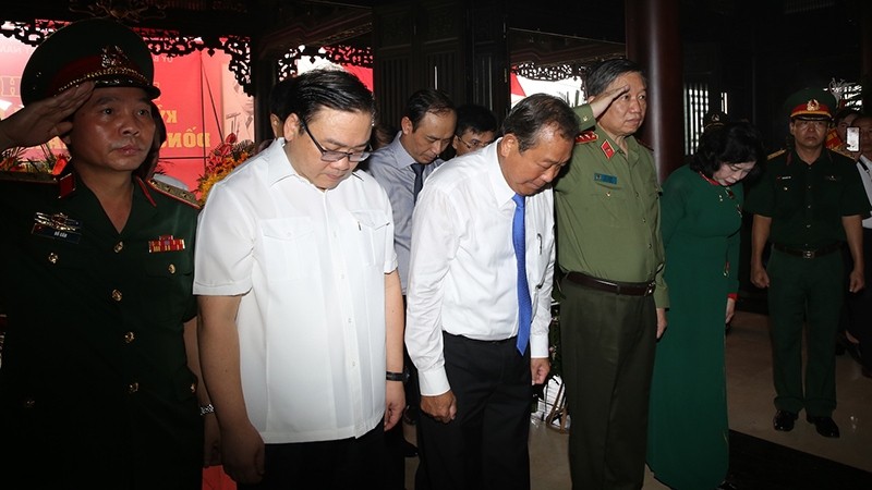 Delegates offer incense to former Deputy PM Phan Trong Tue. (Credit: VGP)