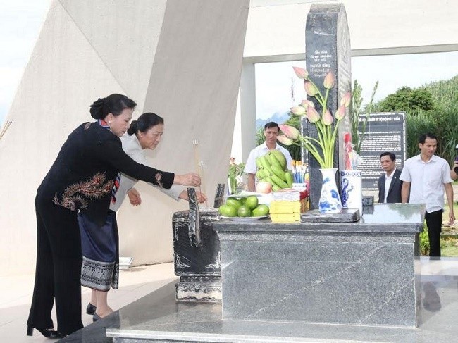 NA Chairwoman Nguyen Thi Kim Ngan and her Lao counterpart Pany Yothotou offer incense at the historical relic site of Tay Tien Regiment 52. 