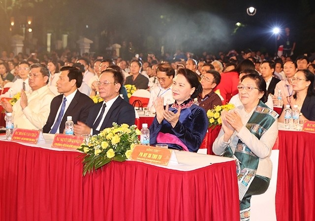 Vietnamese NA Chairwoman Nguyen Thi Kim Ngan and Lao NA Chairwoman Pany Yathotu attend the opening ceremony for the festival. (Credit 