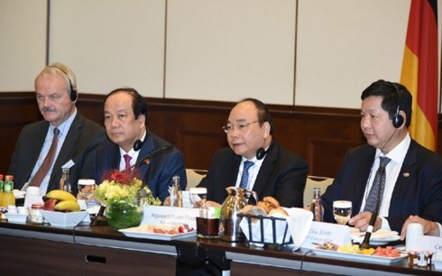 PM Nguyen Xuan Phuc (second from right) speaks at the dialogue.