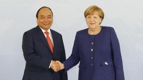 PM Nguyen Xuan Phuc (left) and German Chancellor Angela Merkel