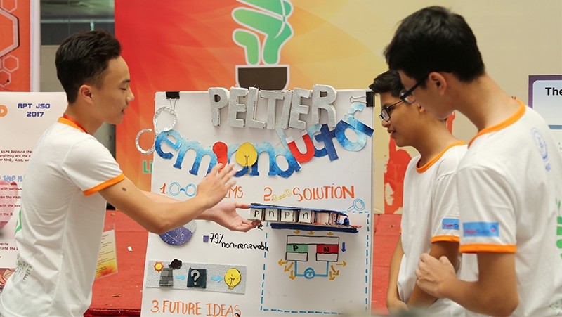 Vietnamese students are introducing their projects and ideas. (Credit: vietq.vn)