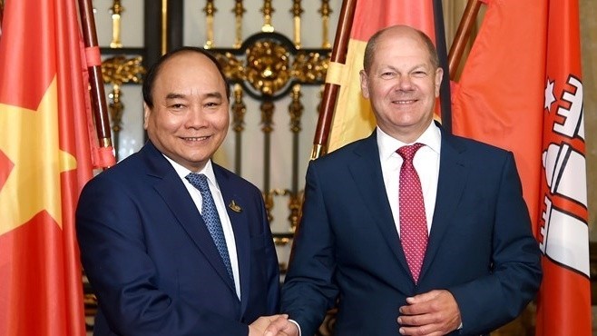 Prime Minister Nguyen Xuan Phuc (L) and First Mayor of Hamburg Olaf Scholz (Source: VNA)