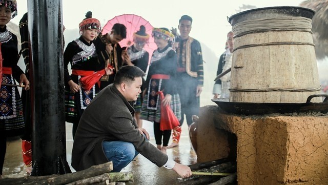 The event displays the process of making alcohol among ethnic groups. (Credit: news.zing.vn)