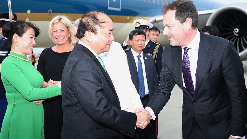 PM Phuc and his spouse welcomed at the Amsterdam Schiphol Airport (credit: chinhphu)