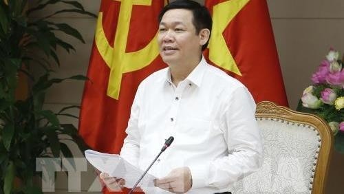 Deputy PM Vuong Dinh Hue speaks at the meeting.