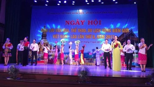 A performance at the closing ceremony of the second Cultural, Sports and Tourism Exchange Festival for Vietnam – Laos border areas in Son La on July 7, 2017. (Credit: baovanhoa.vn)