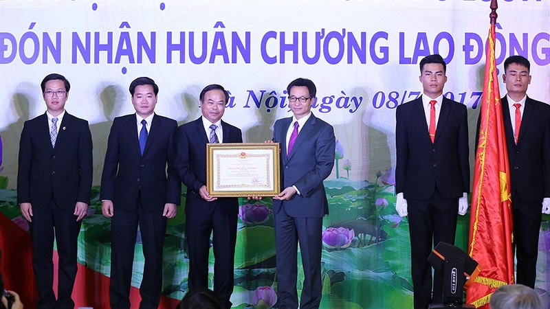 Depty PM Dam grants the Labour Order to the Directorate (credit: chinhphu)