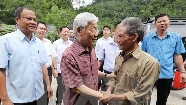 Party General Secretary Nguyen Phu Trong (middle) shakes hands with a local resident in Bac Kan (Photo: VNA)