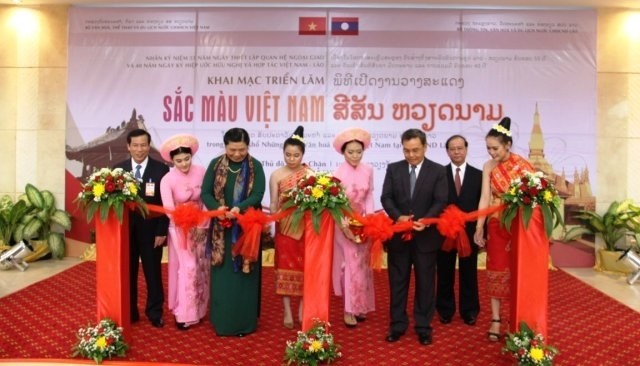 The ribbon cutting ceremony to open the 'Vietnamese Cultural and Tourism Days in Laos' 