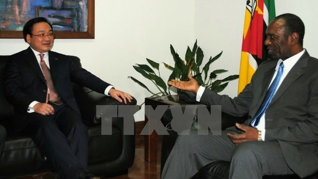 Mozambique’s PM Carlos Agostinho do Rosario (R) receives visiting Vietnamese Deputy PM Hoang Trung Hai in 2015. (Credit: VNA)