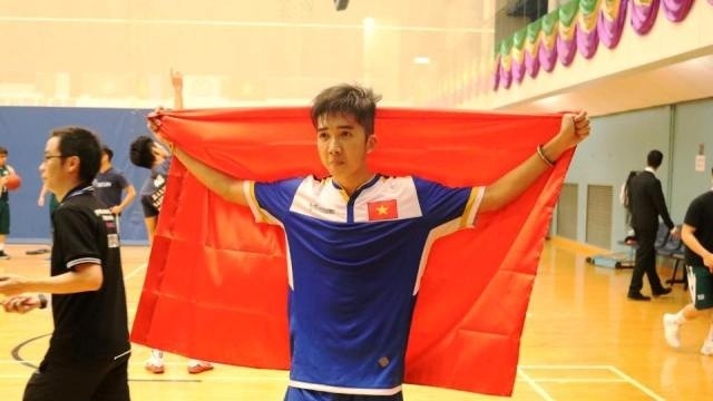 Ho Phuoc Sang wins ​Vietnam's first gold medal at the ongoing World Shuttlecock Championships in Hong Kong. — Photo baomoi.com