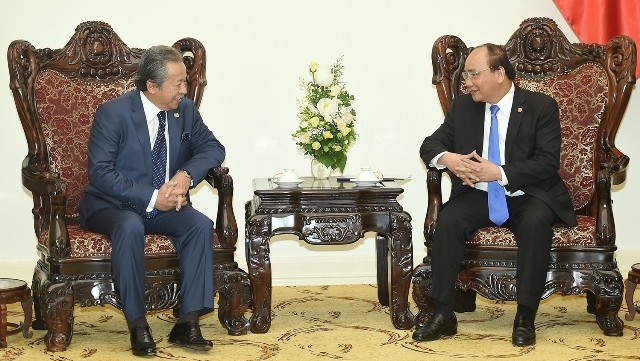 PM Nguyen Xuan Phuc (R) receives visiting Malaysian Foreign Minister Anifah Aman in Hanoi on July 27. (Credit: VGP)