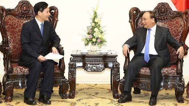 PM Nguyen Xuan Phuc (right) receives Chen Yilong, Chairman of Sunshine Kaidi New Energy Group Co Ltd.