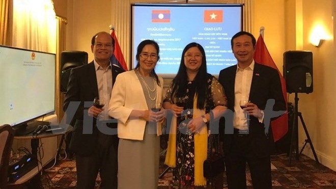 Vietnam’s Ambassador to the UK Nguyen Van Thao (right) and his wife, along with Lao Ambassador Sayakane Sisouvong and his wife (Credit: VNA)