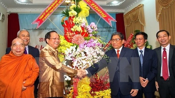 Vice Secretary of the municipal Party Committee Tat Thanh Cang congratulated Lao officials and dignitaries on New Year festival of Laos (Illustrative image. Source: VNA)