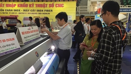 The eighth International Exhibition on Advertising Equipment and Technology attracts numerous visitors. (Credit: doanhnhansaigon.vn)