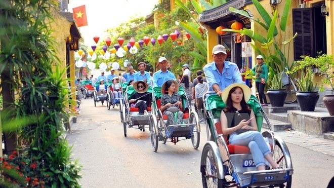 Tourists visit Hoi An Ancient Town