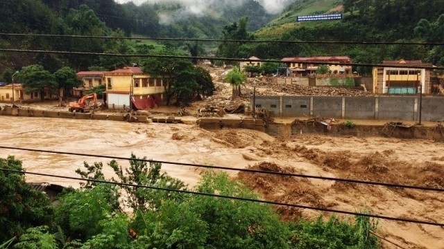 Flash floods occur early Thursday morning in Mu Cang Chai town in Yen Bai province. (Credit: NDO)