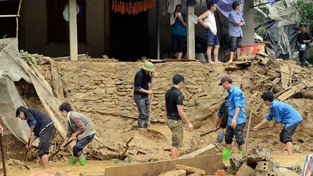 Locals overcome consequences caused by flash floods, on early August 3, in Mu Cang Chai district, Yen Bai province. (Credit: NDO)
